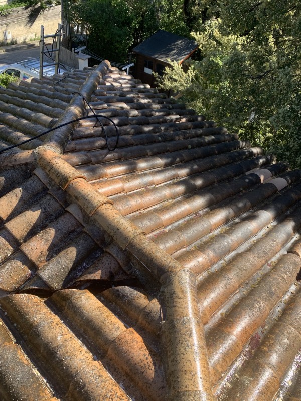 Couvreur pour Traitement Anti-Mousse sur Toiture en Tuile Romane à Six Fours les Plages