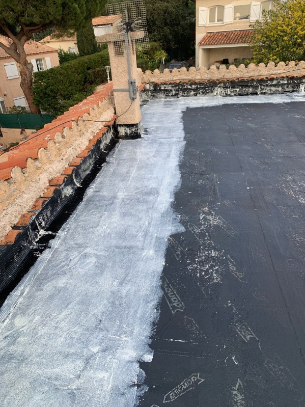 Étanchéité liquide à base de résine polyuréthane pour toiture terrasse à Toulon