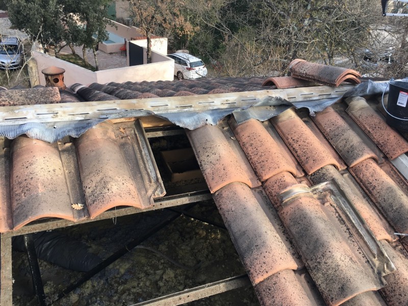 Réparation d’une charpente métallique sur un maison phénix à forcalqueiret dans le Var à côté de Brignoles