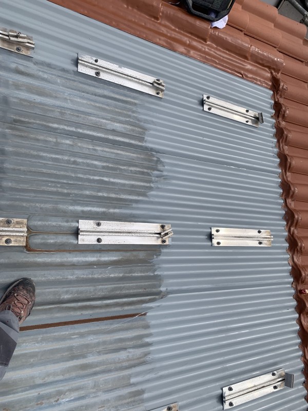 Couvreur pour réparation de fuites sur panneaux solaires photovoltaïques à la Crau dans le var