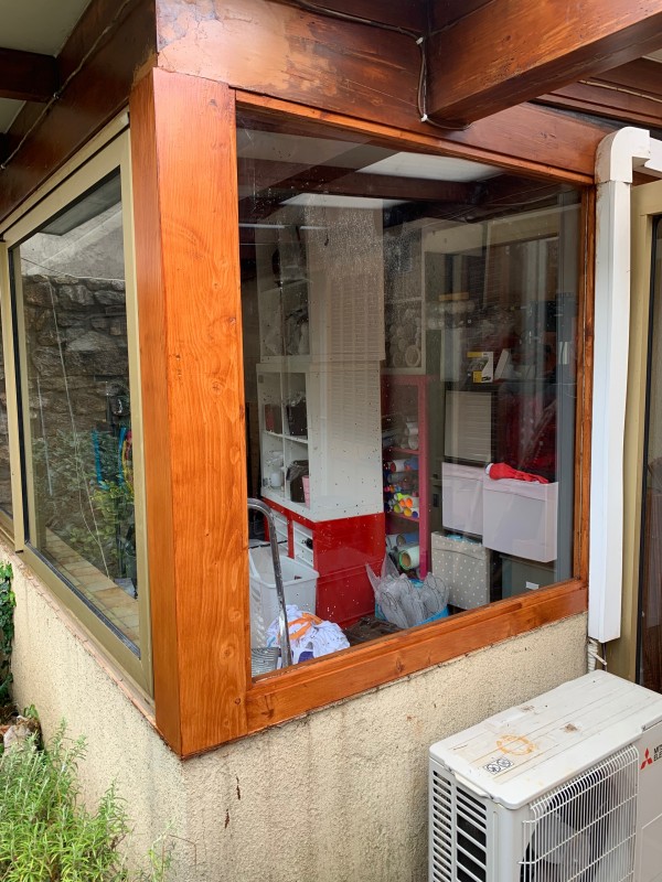 Réparation, remplacement de poteaux et cadre en bois sur une véranda bois extérieur à Toulon quartier Saint-Jean dans le Var, suite à une attaque de fourmis Charpentière et de termites