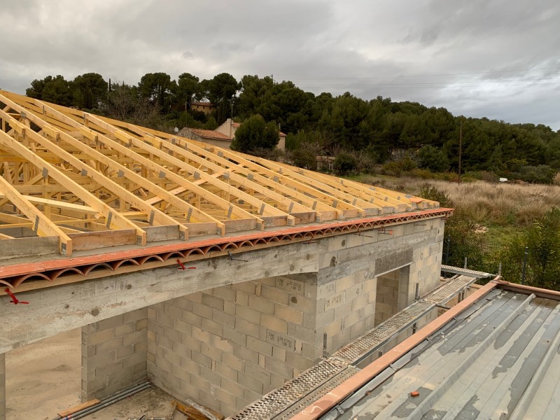 Pose d’une charpente en fermette 4 pans sur une maison de plein pied à la Cadiere d’azur dans le Var par Chatelain charpentier couvreur