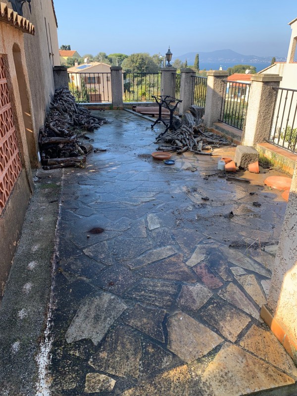 Nettoyage, traitement anti-mousse et hydrofuge de toiture, façade à Hyeres les palmiers 83400