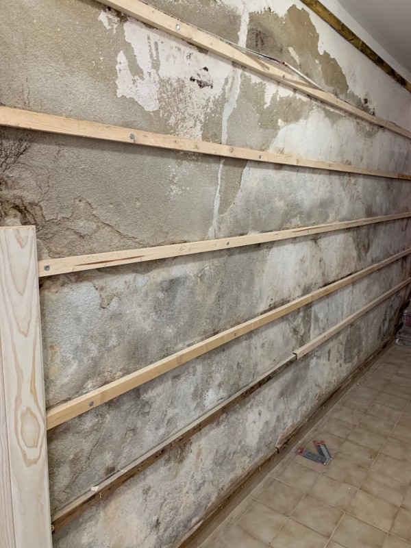 Habillage de murs en lambris bois cérusé a le Beausset dans le Var