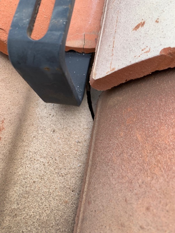 Révision de toiture tuile plein sud sous des panneaux solaires thermiques et photovoltaïques À la Cadière d’Azur dans le Var