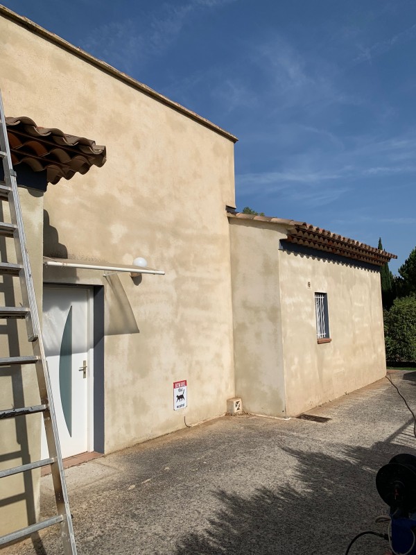 Traitement anti-mousse et hydrofuge sur façade à saint cyr sur mer
