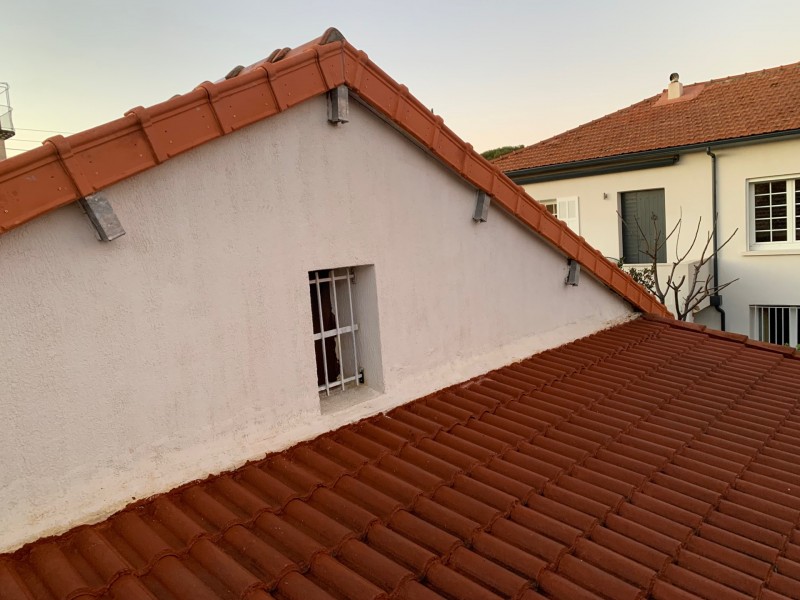 Réparation des tuiles de rive bâti par des tuiles de rive à rabat dans le VAR