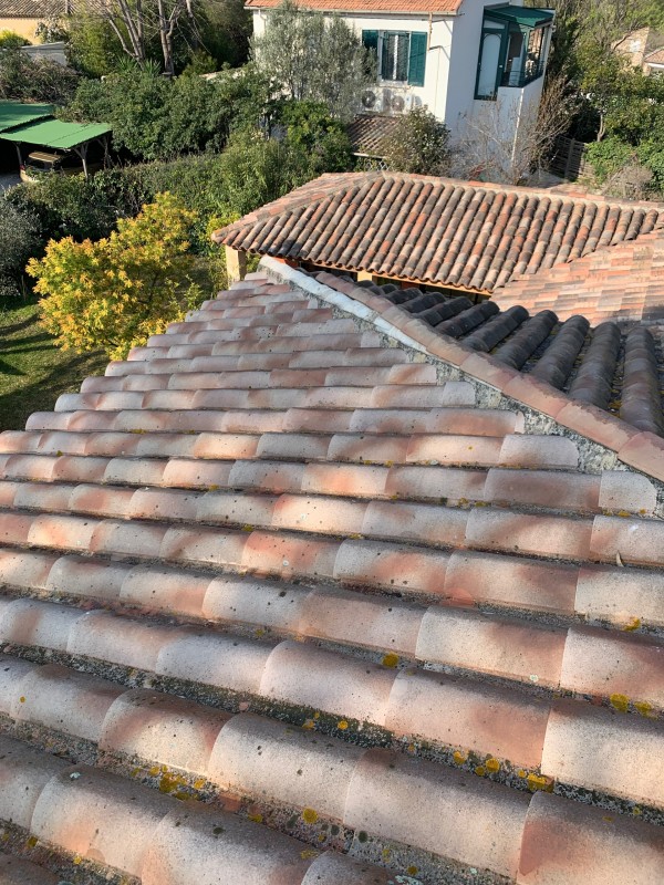 Remplacement des tuiles canal faîtière sur une toiture quatre pans en tuile plein Sud DC10 à Toulon
