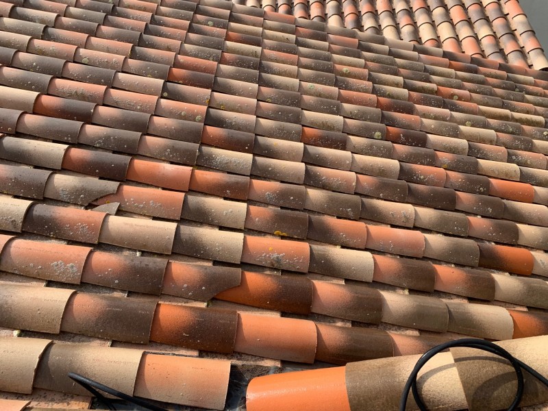 Nettoyage de toiture tuile canal provençale à Toulon dans le Var