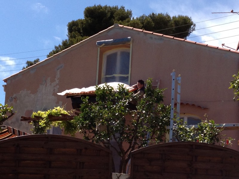 Peinture de façade avec reprise de l’enduit du crépi sur un ravalement à six fours les plages dans le Var