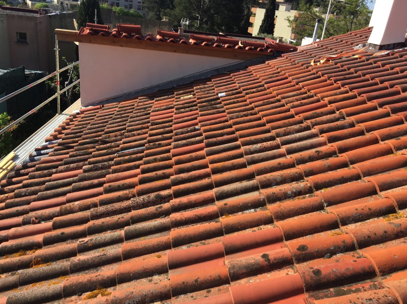Entreprise de couverture à Toulon pour recherche de fuite sur toiture tuile Romane