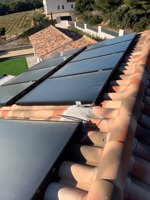 Révision de toiture tuile plein sud sous des panneaux solaires thermiques et photovoltaïques À la Cadière d’Azur dans le Var