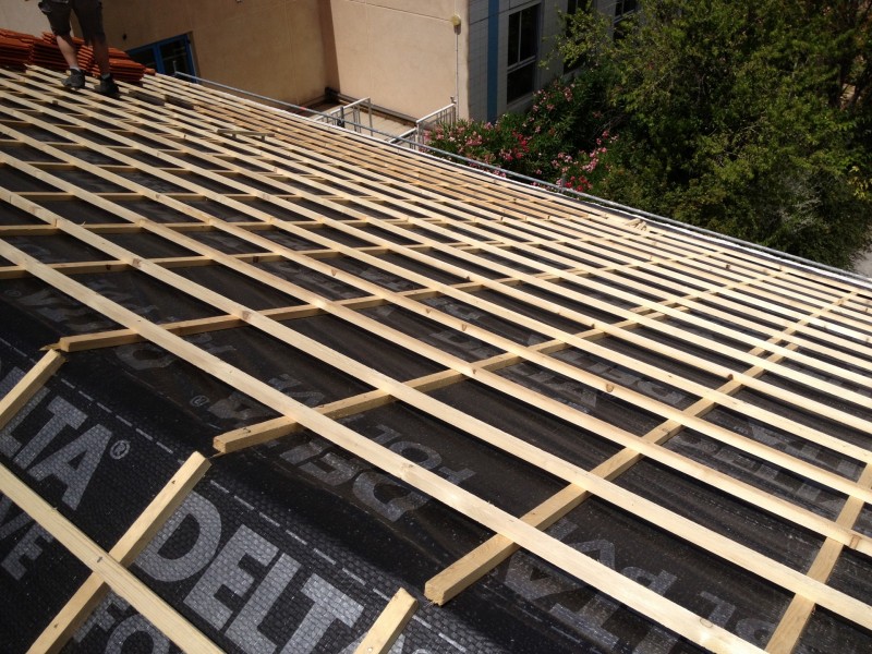Changement, remplacement de couverture en tuile plates de Marseille avec remplacement des bois de charpente sur Toulon dans le Var en région PACA