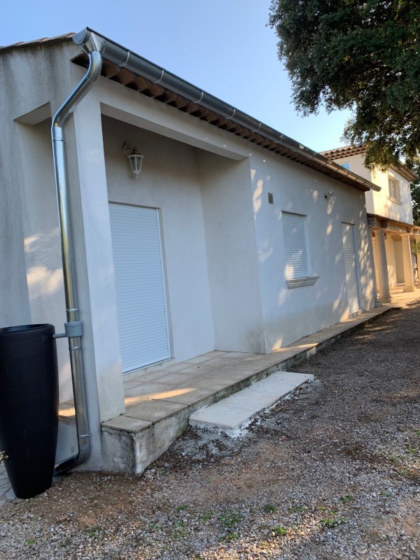 Pose de gouttière zinc sur toiture tuiles canal avec récupérateur d’eau à saint Maximin la sainte Baume dans le Var