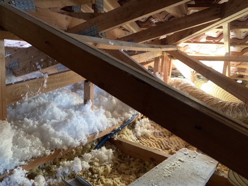 isolation des combles perdu en laine de verre souffler à la cadière d’azur