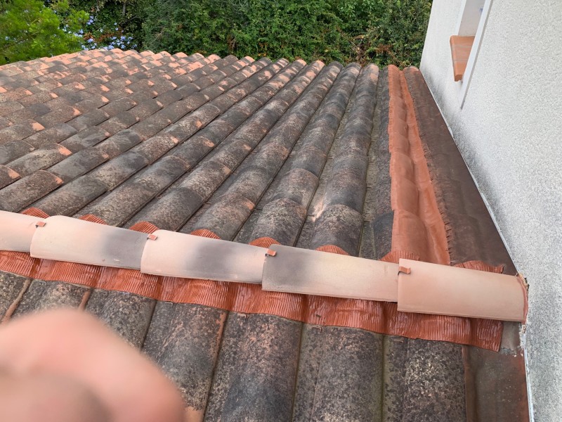 Reprise d’étanchéité sur faîtage et solin sur toiture tuile Romane à la Ciotat