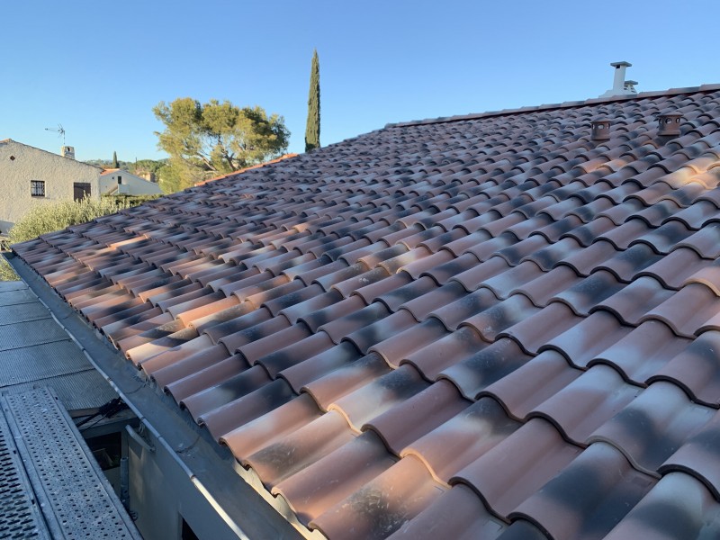 Couvreur pour diagnostique et rénovation de toiture tuile Romane rouge six fours les plages 83140