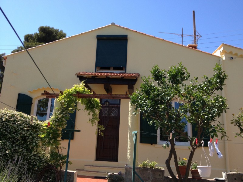 Peinture de façade avec reprise de l’enduit du crépi sur un ravalement à six fours les plages dans le Var