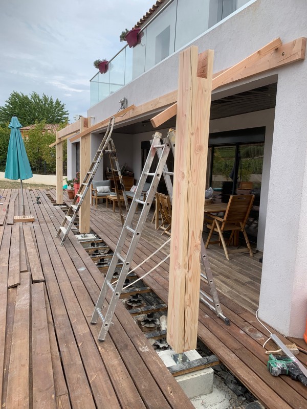 Fabrication et pose d’un appentis en bois Douglas avec couverture en tuile plein sud