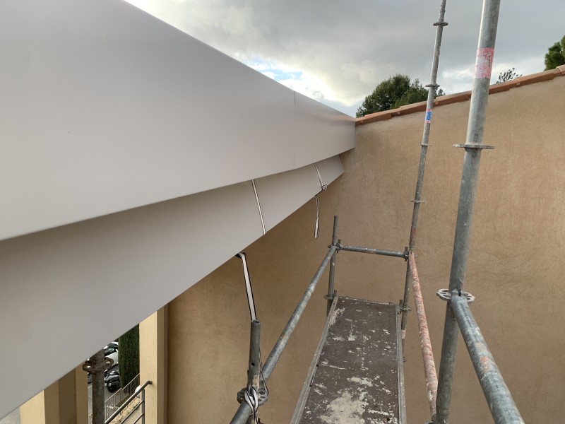 Travaux de Pose de Couvertine en Aluminium Laqué avec traitement contre les fourmis charpentière 

