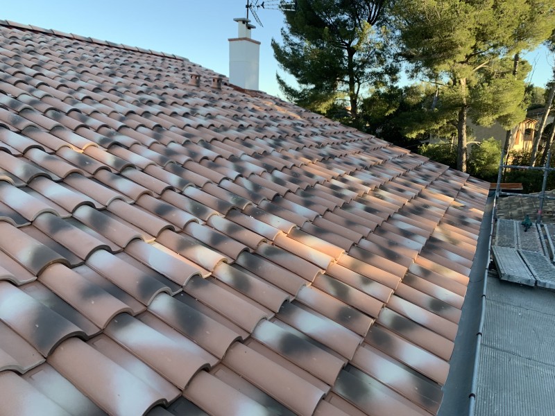 Couvreur pour diagnostique et rénovation de toiture tuile Romane rouge six fours les plages 83140