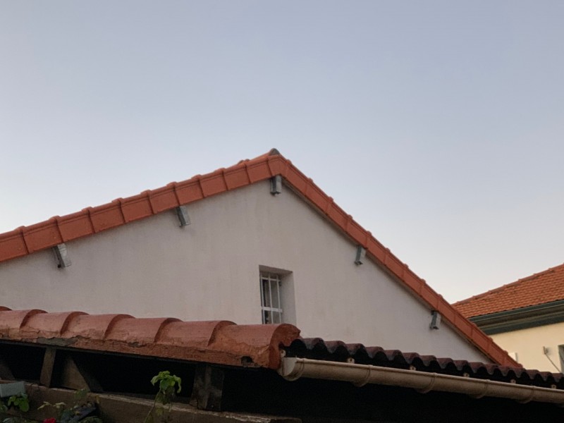 Réparation des tuiles de rive bâti par des tuiles de rive à rabat dans le VAR