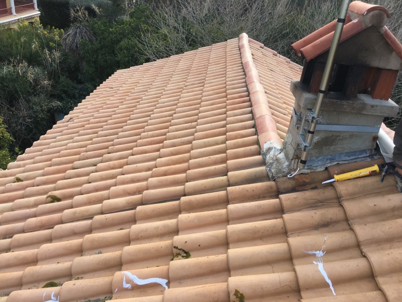 Changement, remplacement de couverture en tuile plates de Marseille avec remplacement des bois de charpente sur Toulon dans le Var en région PACA
