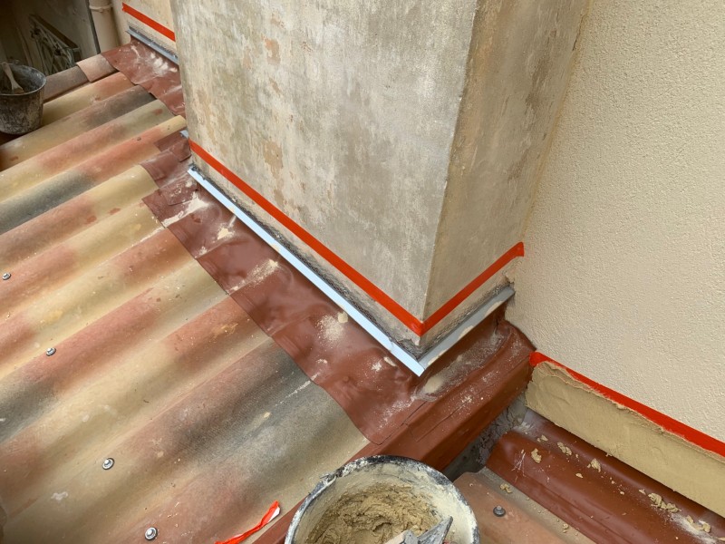 Pose d’un solin souple type Wakaflex sur toiture PST avec raccord de l’enduit à saint cyr sur mer dans le Var en région PACA