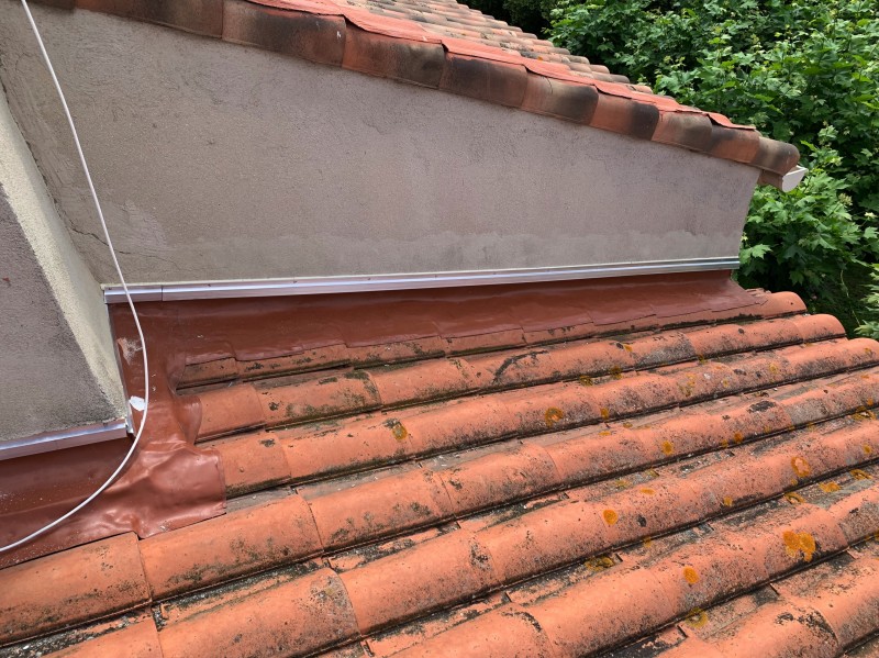 Couvreur pour pose de solin souple Wakaflex sur toiture tuile à Marseille 13012