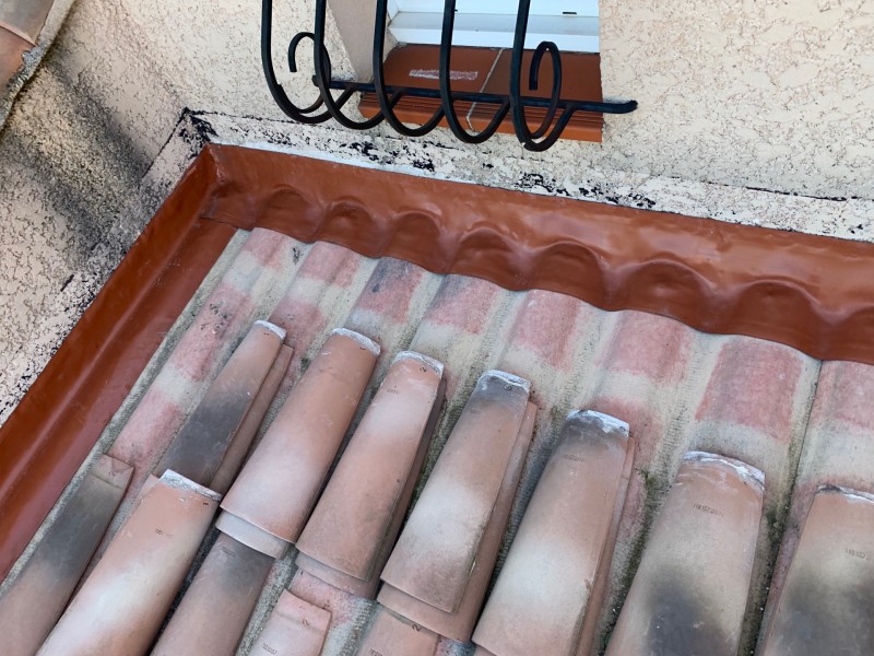 Changement de solin d’étanchéité plomb sur toiture tuile à Marseille