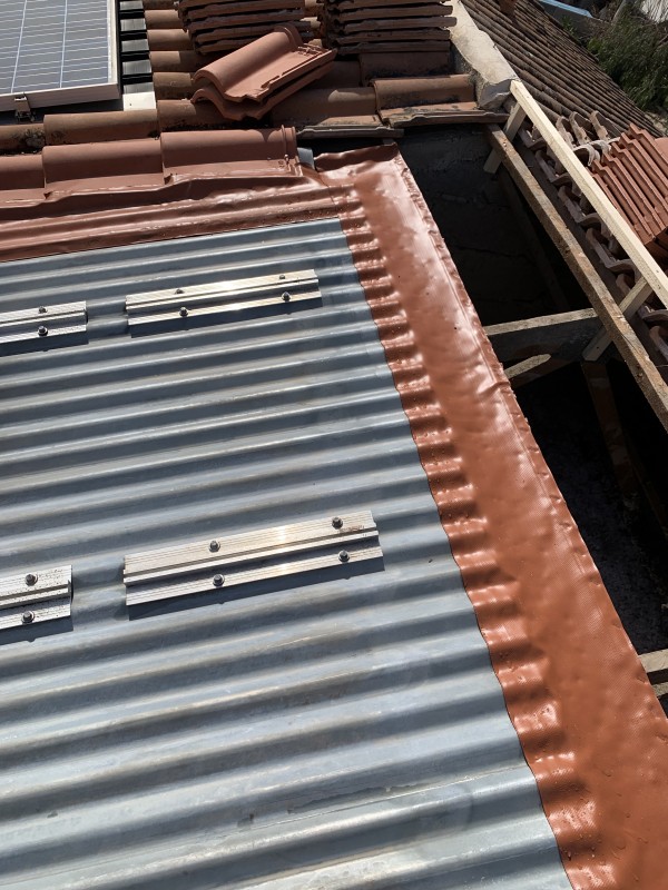 Couvreur pour réparation de fuites sur panneaux solaires photovoltaïques à la Crau dans le var