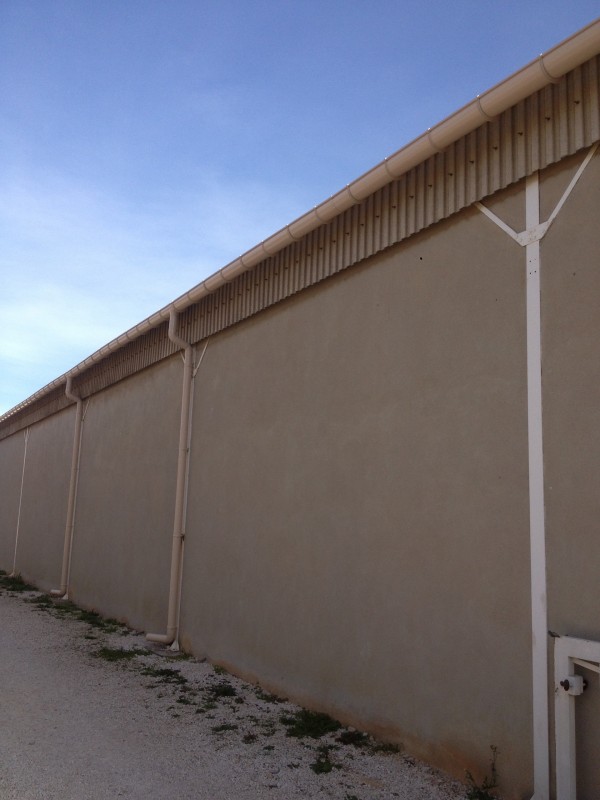 Installation de gouttière PVC 33 sur bâtiment de stockage à la Seyne-sur-Mer dans le Var