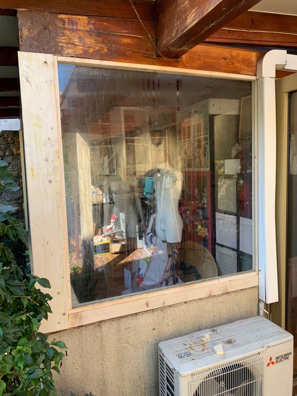 Réparation, remplacement de poteaux et cadre en bois sur une véranda bois extérieur à Toulon quartier Saint-Jean dans le Var, suite à une attaque de fourmis Charpentière et de termites