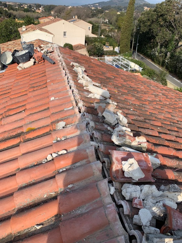 Remplacement, réfection, rénovation de faîtage sur toiture tuile Romane rouge à six fours les plages dans le Var