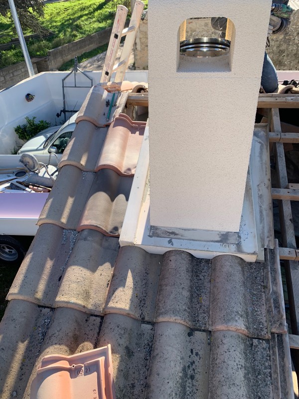 Remplacement de cheminée par un conduit de cheminée Poujoulat Avec gaine et conduit isolé double peau pour mise en conformité À la Seyne-sur-Mer dans le Var