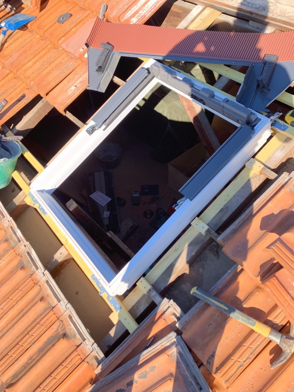 Pose de velux sur toiture tuile plate de Marseille dans les Bouches du Rhône