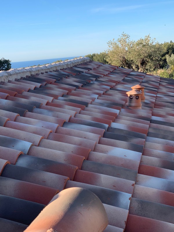 Réfection des faîtage sur toiture tuiles plein sud cause envollement des faîtières suite à une tempête de vent à la Cadière d’Azur dans le Var