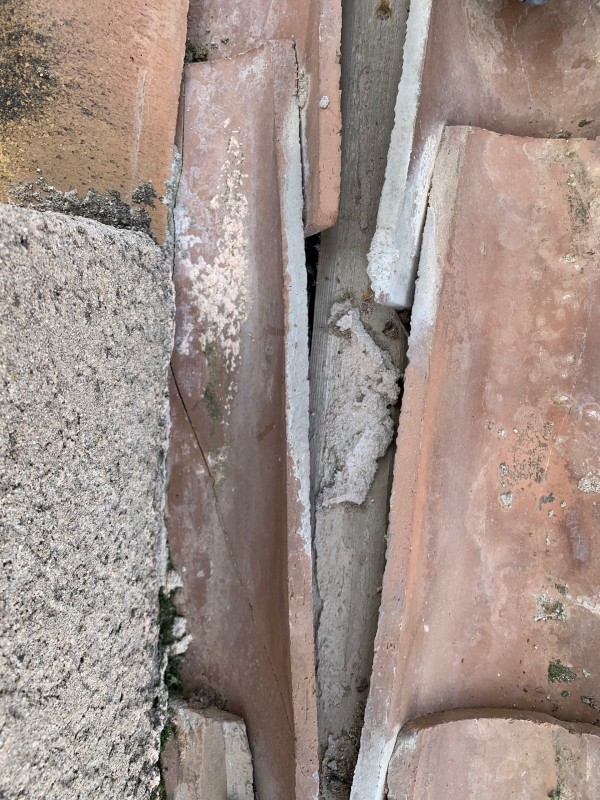 Réparation de tuile canal bâti provençale à la cadière d’azur