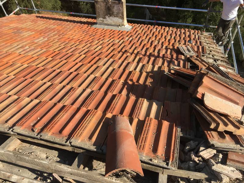 Changement et remplacement de toiture tuile avec renforcement de charpente par une entreprise de couverture sur la Seyne sur mer