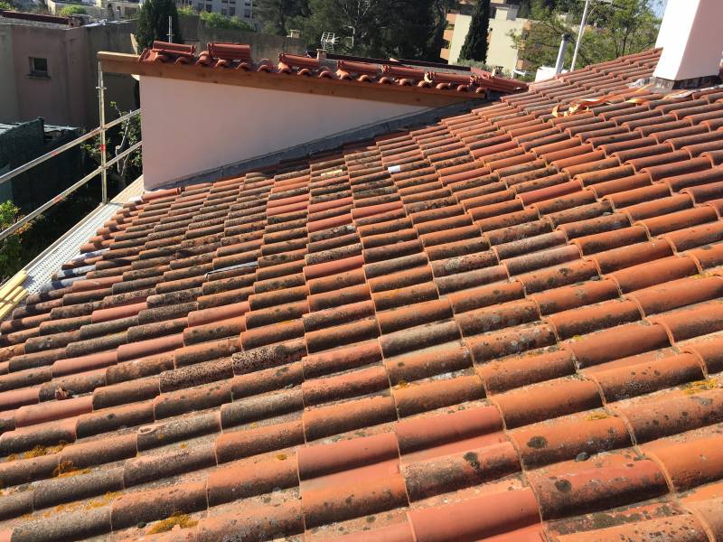 Rénovation d'un Toit Provençal avec Tuiles Romanes dans une Villa à La Seyne-sur-Mer