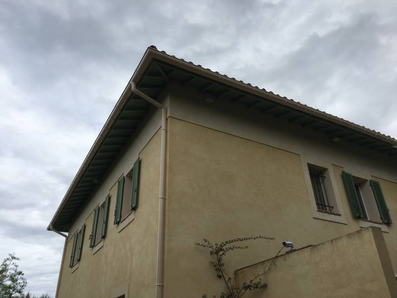 pose de gouttière et de descente PVC de couleur sable