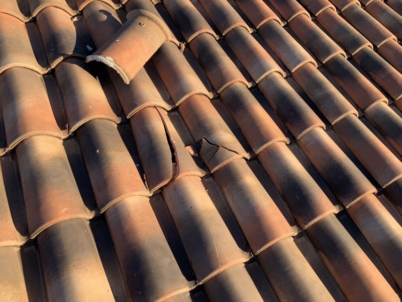 Couvreur pour mise en sécurité de
toiture tuile Abeille suite à intempéries de vent à la Ciotat 13600