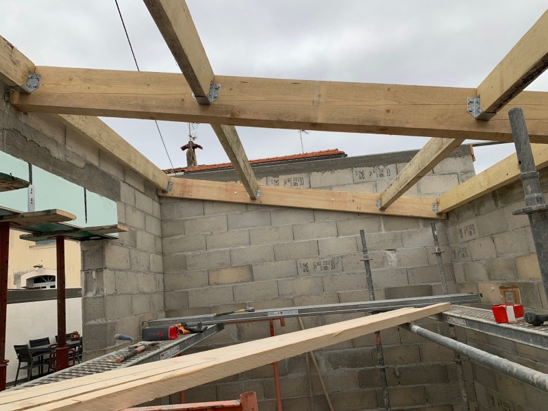 Pose de charpente bois fixer sur sabot et scellement dans les murs à la Seyne-sur-Mer dans le Var en région PACA
