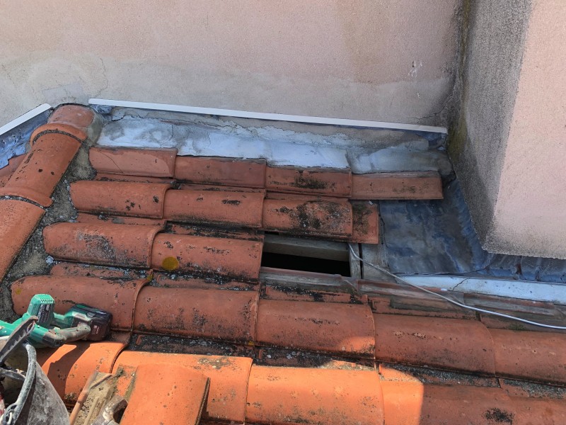 Couvreur pour pose de solin souple Wakaflex sur toiture tuile à Marseille 13012