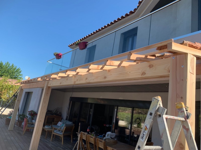 Fabrication et pose d’un appentis en bois Douglas avec couverture en tuile plein sud