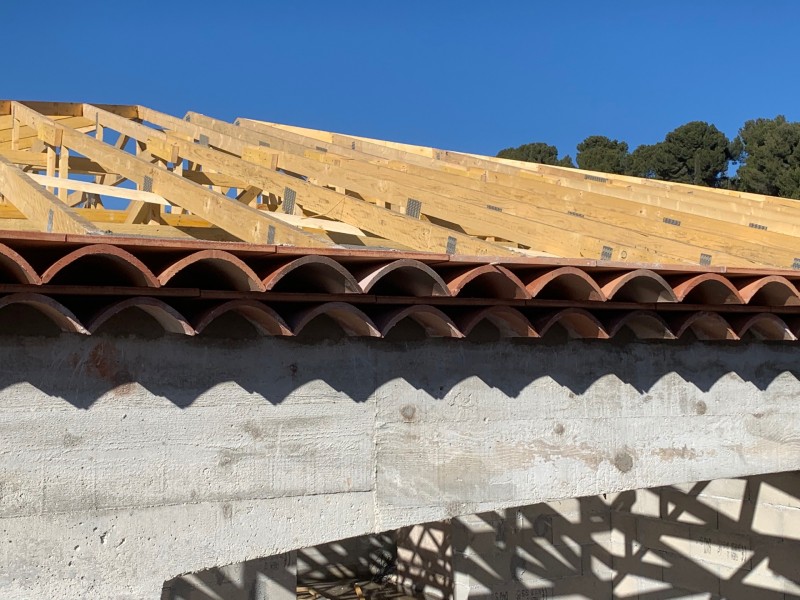 Pose d’une charpente en fermette 4 pans sur une maison de plein pied à la Cadiere d’azur dans le Var par Chatelain charpentier couvreur