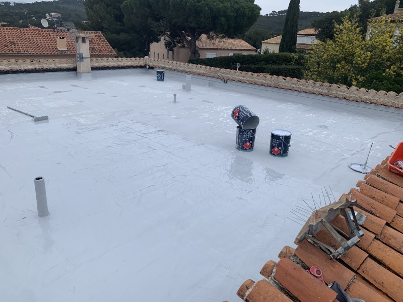 Étanchéité liquide à base de résine polyuréthane pour toiture terrasse à Toulon