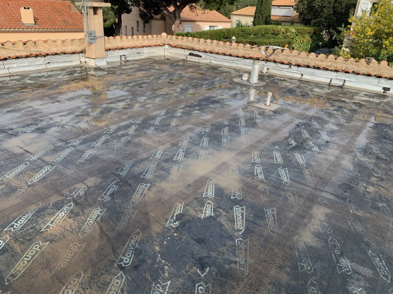 Étanchéité liquide à base de résine polyuréthane pour toiture terrasse à Toulon