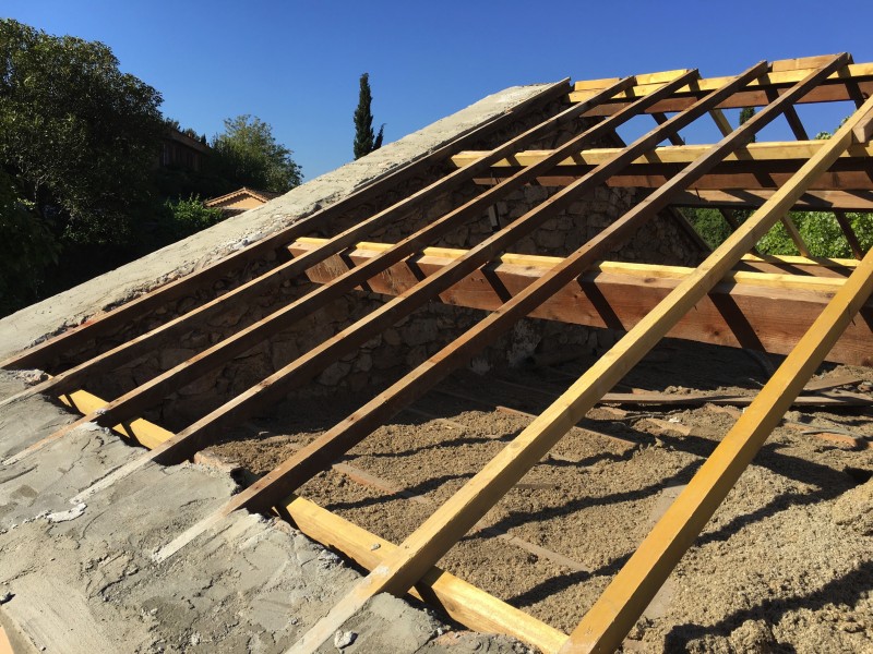 Charpentier, couvreur toulon pour réfection de toiture tuile plate de Marseille