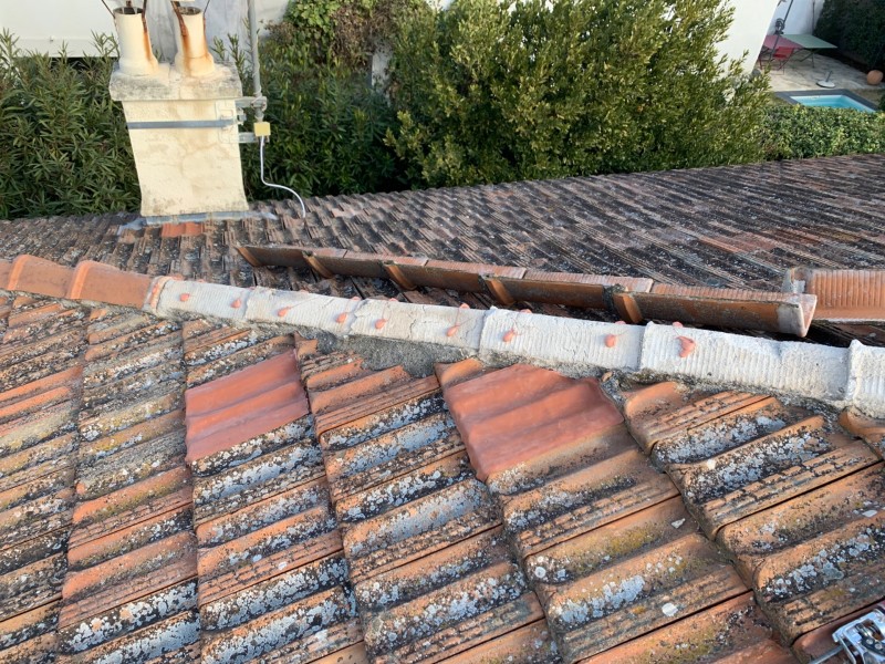 réparation tuile faitère angulaire sur toiture tuile plate de Marseille